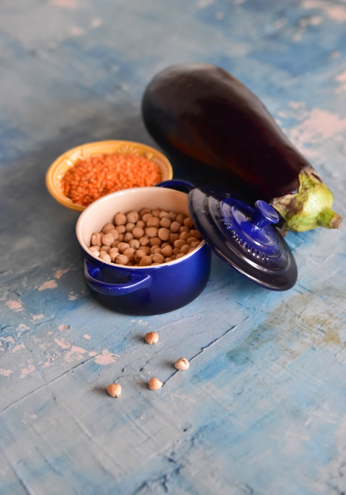Chickpeas and lentils in Turkish bowls